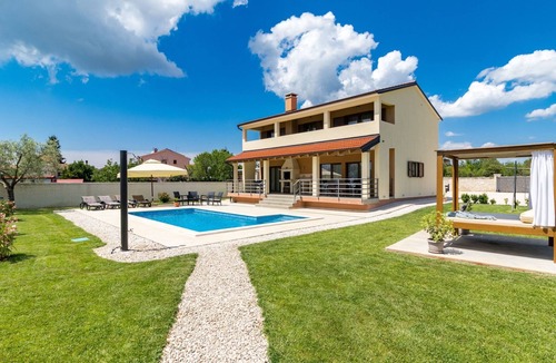 Jursici House | Beeindruckende Luxusvilla mit beheiztem Privatpool by Interhome
