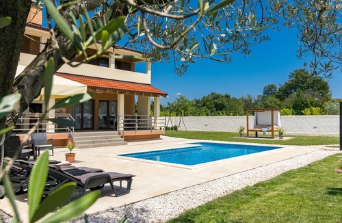Jursici House | Beeindruckende Luxusvilla mit beheiztem Privatpool by Interhome