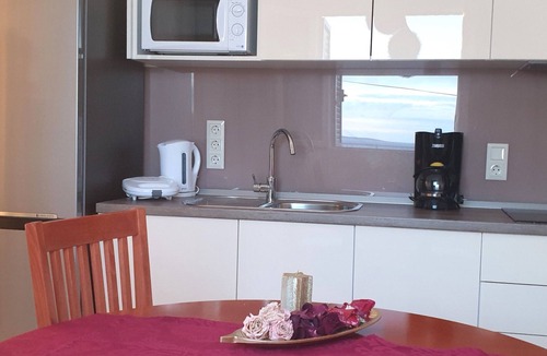 Businci Apartment | Beheiztes Schwimmbad, schattige Terrasse mit Meerblick by Interhome