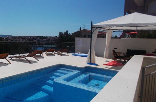 Businci Apartment | Beheiztes Schwimmbad, schattige Terrasse mit Meerblick by Interhome