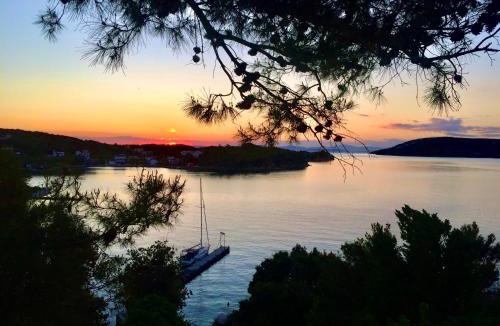 Supetarska Draga Bed & Breakfast | Belveder Deluxe Suite and Rooms