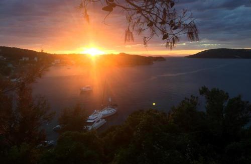 Supetarska Draga Bed & Breakfast | Belveder Deluxe Suite and Rooms