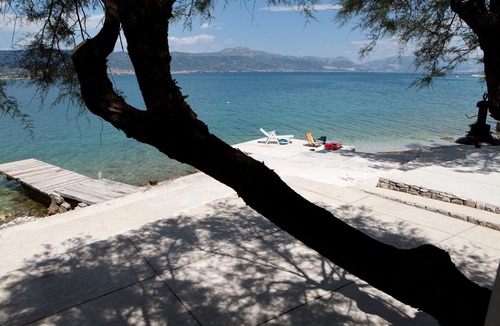 Arbanija Apartment | Big apt with large terrace & great sea view, close to the beach