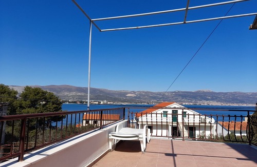 Arbanija Apartment | Big apt with large terrace & great sea view, close to the beach