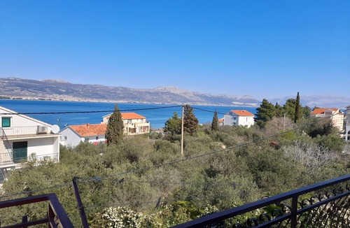 Arbanija Apartment | Big apt with large terrace & great sea view, close to the beach