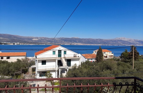 Arbanija Apartment | Big apt with large terrace & great sea view, close to the beach