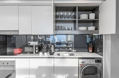 DIFC Apartment | Blueground | DIFC, pool, nr Dubai Mall