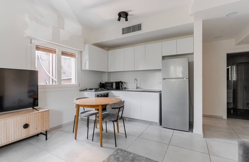 Tel Aviv City Center Apartment | Blueground | Nahalat Bynamin, City view (TLV-7)
