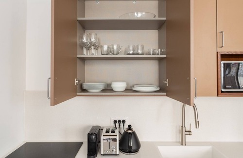 Tel Aviv City Center Apartment | Blueground | Nahalat Byniamin, Exquisite, Patio (TLV-51)