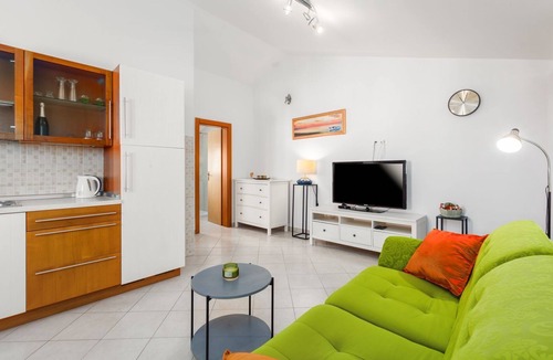 Brulo Apartment | Bright apartment just 350 metres from the beach with sea views and a lovely terrace