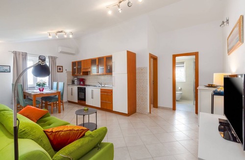 Brulo Apartment | Bright apartment just 350 metres from the beach with sea views and a lovely terrace