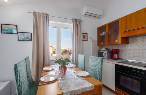 Brulo Apartment | Bright apartment just 350 metres from the beach with sea views and a lovely terrace