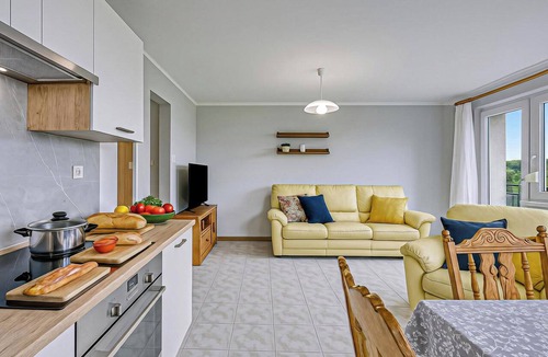 Sezana Apartment | Brin Karst Family Apartment with Balcony, Sežana, Slovenia