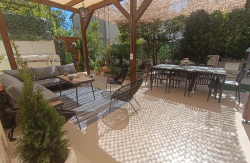 Zrce House | BugenVila , Central 3BR Home with Garden & BBQ