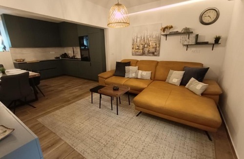 Zrce House | BugenVila , Central 3BR Home with Garden & BBQ