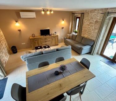 Kastelir-Labinci House | Casa Elira