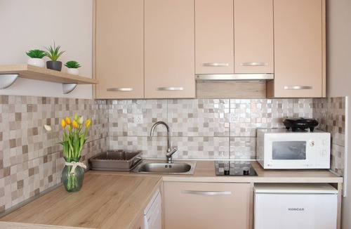 Necujam Apartment | Central Gem: Sea-View Hideaway + Parking
