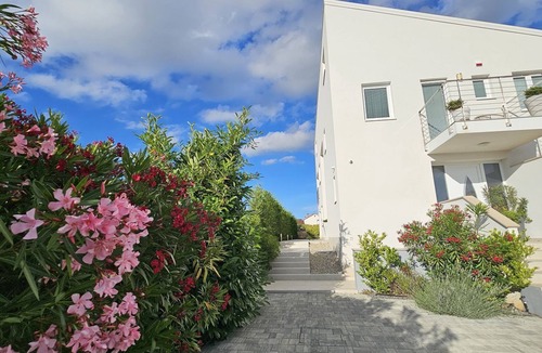 Matohanci Apartment | Charming and dog-friendly apartment with pool, private parking, air conditioning