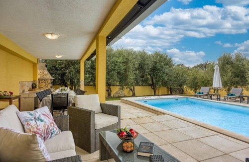 Zbandaj House | Charming Family Villa for 14 People near Porec
