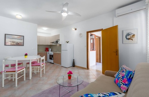 Mali Maj Apartment | Charming flat just 400 metres from the beach with large pool, private terrace, barbecue, sun loungers