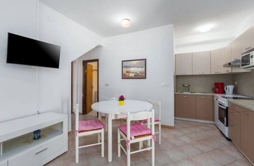 Mali Maj Apartment | Charming flat just 400 metres from the beach with large pool, private terrace, barbecue, sun loungers