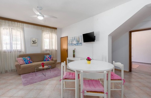 Mali Maj Apartment | Charming flat just 400 metres from the beach with large pool, private terrace, barbecue, sun loungers