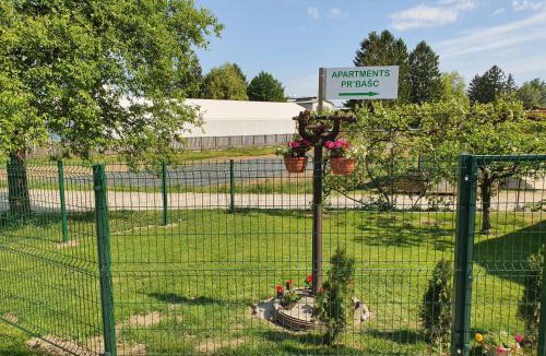 Ljubljana House | Charming tiny house "Pr Basc" in Ljubljana with cozy terrace and barbecue area