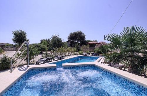 Sisan Villa | Charming villa Nera with pool and hydromassage near the beach