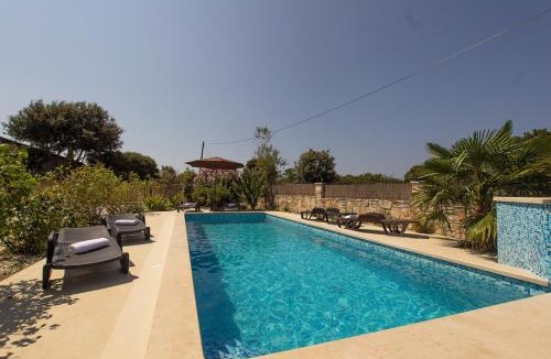 Sisan Villa | Charming villa Nera with pool and hydromassage near the beach
