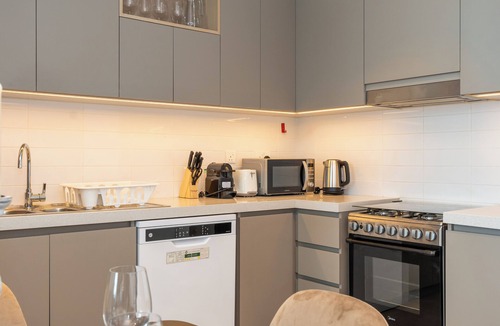 Dubai Apartment | Chic 2-bedroom apartment with WiFi, AC in Creek Harbour Dubai
