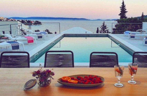 Seget Vranjica Apartment | Chic 2 room apartment, 2 bathrooms, heated pool, sea view, close to Trogir