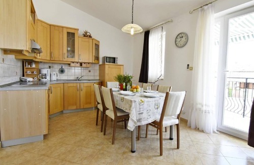Tar Apartment | Comfortable Noemi 3 holiday flat with pool access