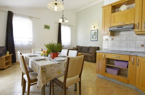 Tar Apartment | Comfortable Noemi 3 holiday flat with pool access