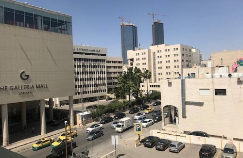 Al Swaifyeh Apartment | Contemporary studio 13 mins to downtown - few steps to great foods, cafes, shops