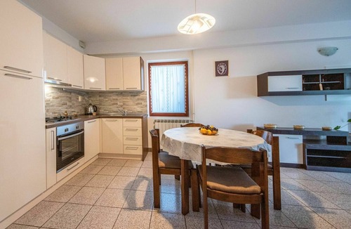 Icici Apartment | Cosy apartment for 2 guests with A/C, WIFI, TV, terrace and pets allowed