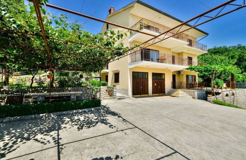 Icici Apartment | Cosy apartment for 2 guests with A/C, WIFI, TV, terrace and pets allowed