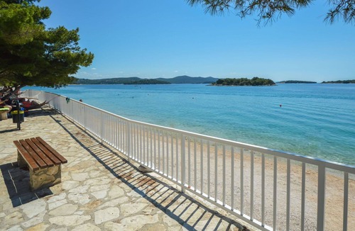 Jezera Apartment | Cosy apartment for 2 guests with WIFI, A/C, TV and terrace