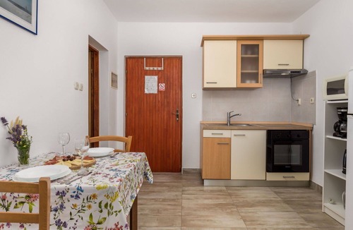 Vratarusa Apartment | Cosy apartment for 2 guests with WIFI, pool, A/C, TV, terrace and pets allowed