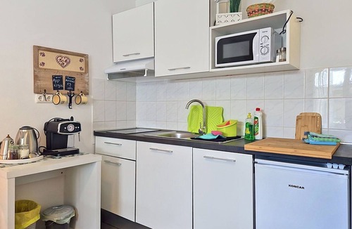 Finida Apartment | Cosy apartment for 2 people with A/C, WIFI, TV, terrace and pets allowed