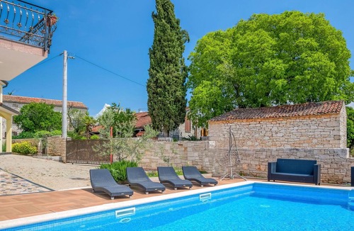 Vabriga Apartment | Cosy apartment for 2 people with A/C, pool, WIFI, TV and pets allowed