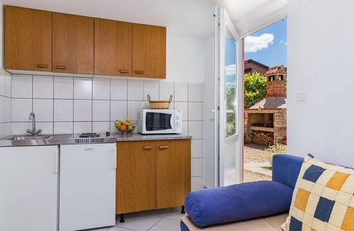 Nova Vas Apartment | Cosy apartment for 3 people with A/C, pool, WIFI, TV and terrace
