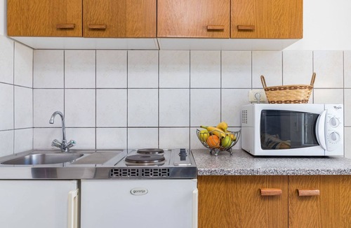 Nova Vas Apartment | Cosy apartment for 3 people with A/C, pool, WIFI, TV and terrace
