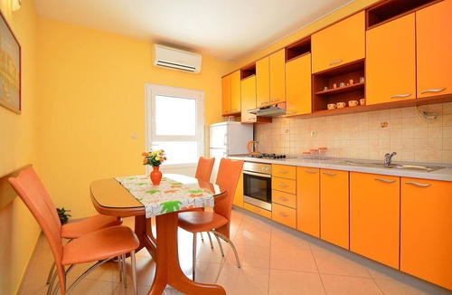 Arbanija Apartment | Cosy apartment for 4 guests with WIFI, A/C, pool, TV and terrace