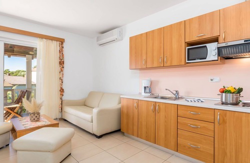 Banjol Apartment | Cosy apartment for 4 guests with A/C, pool, WIFI, TV and terrace
