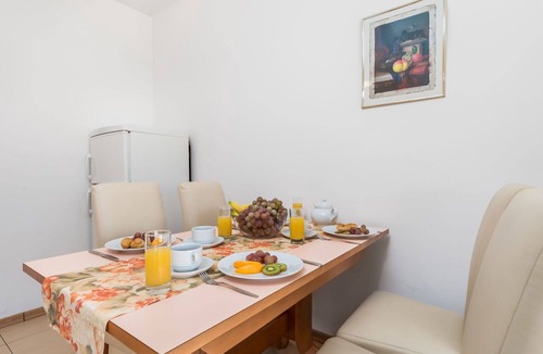 Banjol Apartment | Cosy apartment for 4 guests with A/C, pool, WIFI, TV and terrace