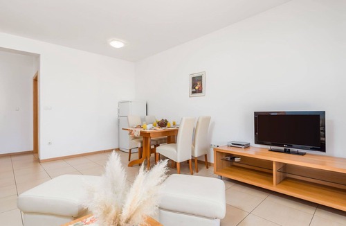 Banjol Apartment | Cosy apartment for 4 guests with A/C, pool, WIFI, TV and terrace