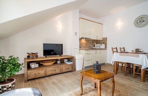 Senj Apartment | Cosy apartment for 4 guests with WIFI, pool, TV, terrace and pets allowed