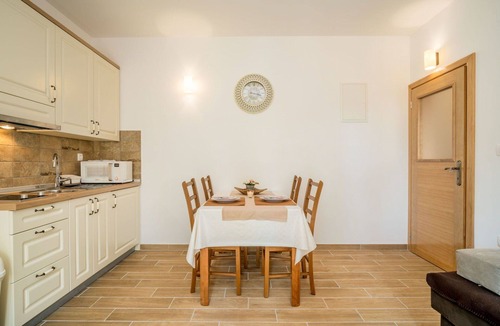 Senj Apartment | Cosy apartment for 4 guests with WIFI, pool, TV, terrace and pets allowed