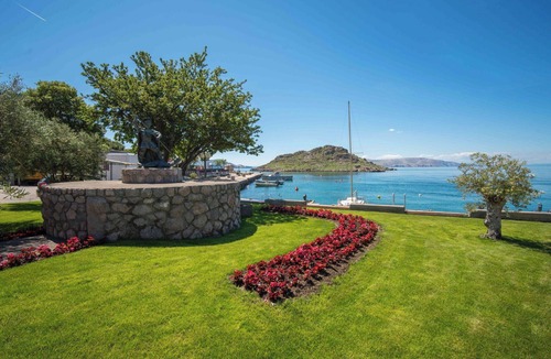 Senj Apartment | Cosy apartment for 4 guests with WIFI, pool, TV, terrace and pets allowed