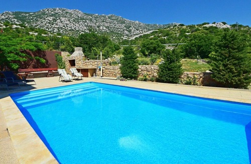 Ribarica Apartment | Cosy apartment for 4 people with WIFI, pool, A/C, TV, terrace, pets allowed and parking